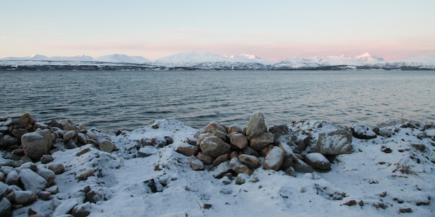 Paesaggio invernale con cielo blu in Islanda