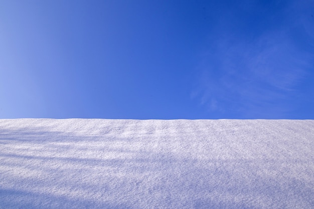 Paesaggio invernale con cielo blu