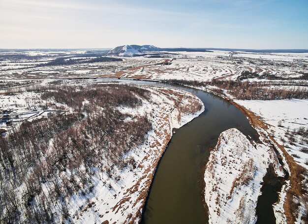 Paesaggio invernale con fiume nebbioso all'alba Clima molto freddo