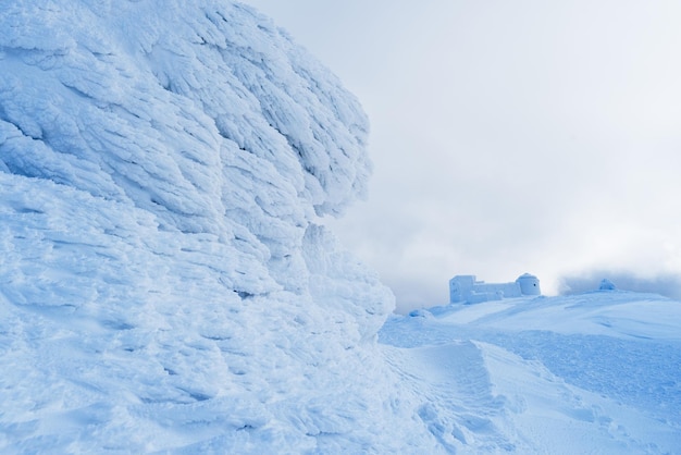 Paesaggio invernale con l'osservatorio in montagna