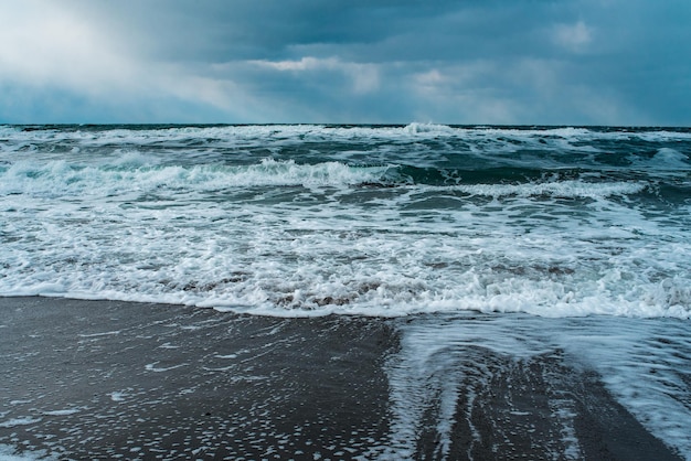 Paesaggio invernale con mare ghiacciato e spiaggia ghiacciata Tempesta e neve Drammatica vista sul mare