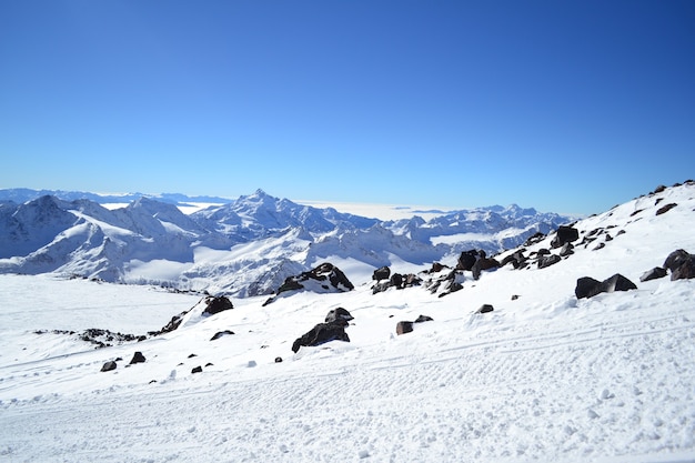 Paesaggio invernale con neve e alberi Montagna di neve.