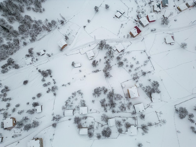 Paesaggio invernale con piccole case di villaggio tra foreste innevate nelle montagne fredde Giresun Turchia