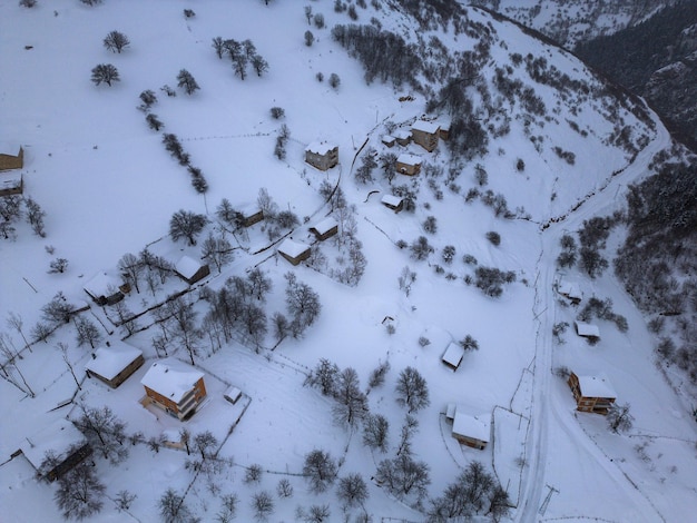 Paesaggio invernale con piccole case di villaggio tra foreste innevate nelle montagne fredde Giresun Turchia