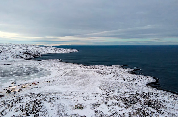 Paesaggio invernale con rocce innevate. Oceano Artico.