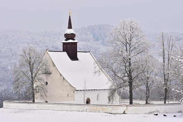 Paesaggio invernale con una bella cappella vicino al castello Veveri Repubblica Ceca città di Brno La Cappella della Madre di Dio