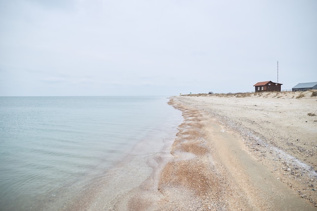 Paesaggio invernale con vista sul mare. Mar d'Azov