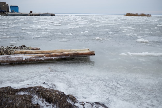 Paesaggio invernale con vista sul mare. Mar d'Azov