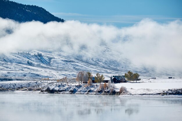 Paesaggio invernale con Wolford Mountain Reservoir