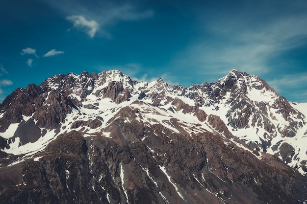 Paesaggio invernale della catena montuosa di neve