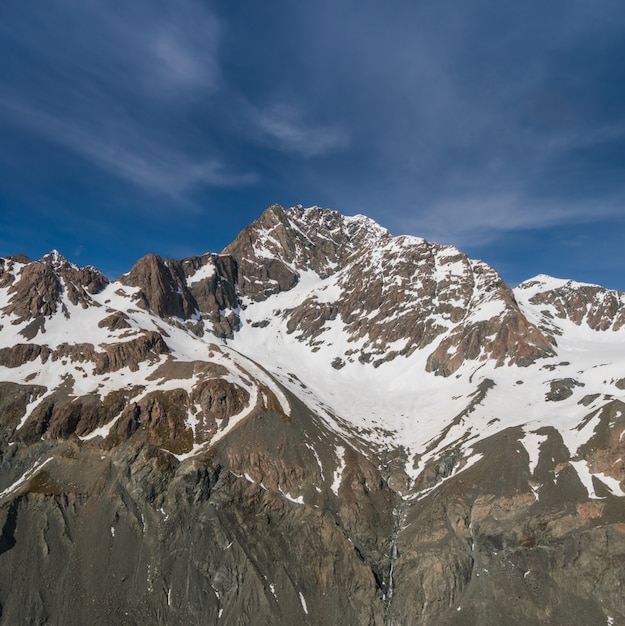 Paesaggio invernale della catena montuosa di neve