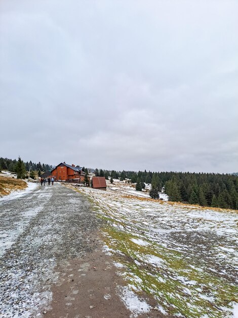 Paesaggio invernale della Polonia prato coperto di neve e cime montuose sullo sfondo
