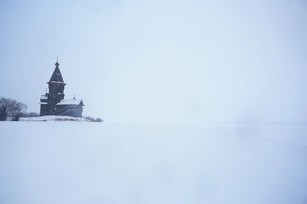 Paesaggio invernale di dicembre / vista innevata, concetto di gelo invernale, solitudine, tristezza