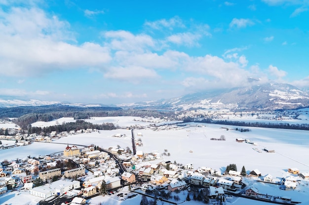 Paesaggio invernale di Gruyères, una famosa zona agricola e casearia della groviera. La provincia di Friburgo, Svizzera