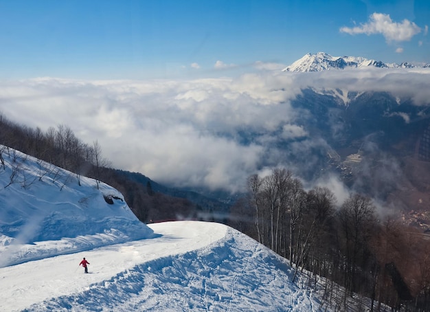 Paesaggio invernale innevato di una stazione sciisticaVista panoramica