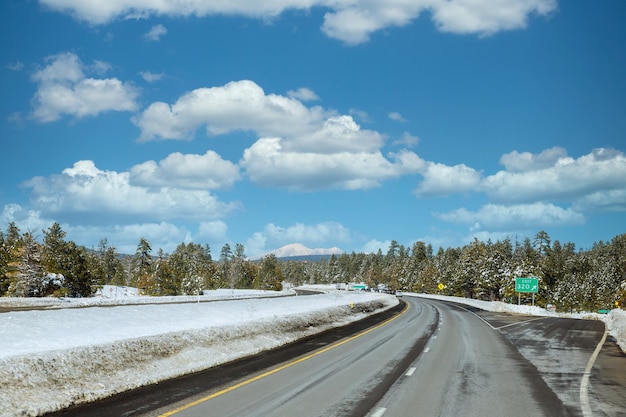 Paesaggio invernale innevato in arizona noi