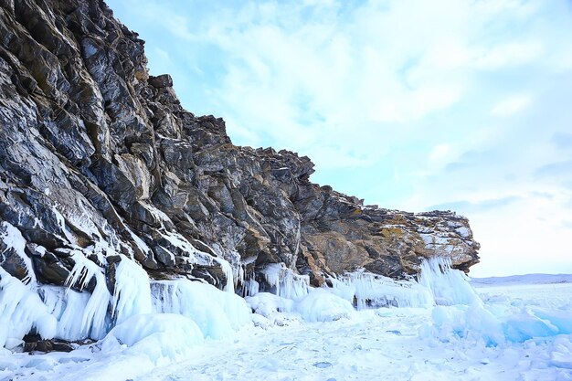 paesaggio invernale natura lago baikal shamanka rock olkhon island