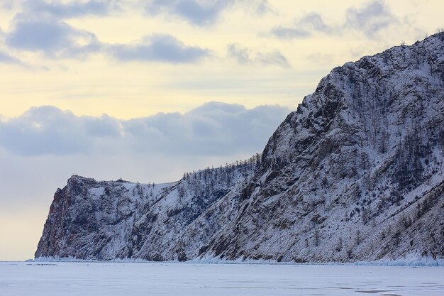 paesaggio invernale natura lago baikal shamanka rock olkhon island