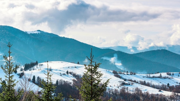 Paesaggio invernale Nebbia che si muove sulla montagna in inverno con un cielo blu