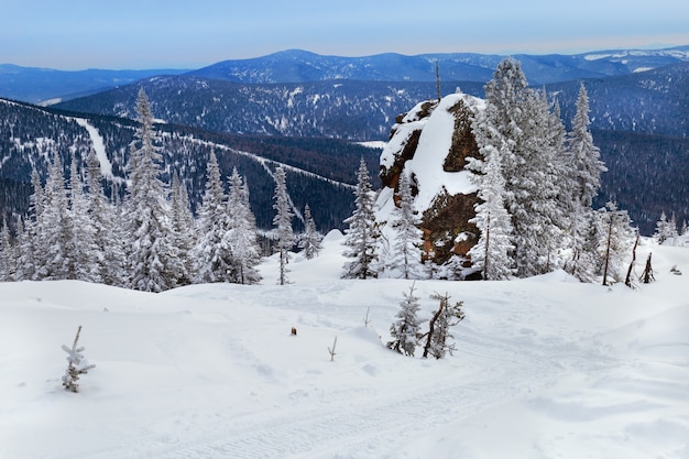 Paesaggio invernale nelle montagne dell'Altay.