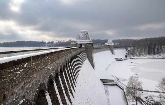 paesaggio invernale neve lago diga Möhnesee Germania