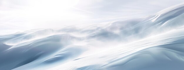 Paesaggio invernale sereno con colline coperte di neve