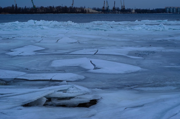 Paesaggio invernale su un fiume Dnieper nella città di Kremenchug, Ucraina