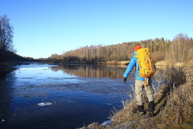 paesaggio invernale uomo con uno zaino / paesaggio naturale un uomo in un'escursione con attrezzatura in caso di neve in Canada