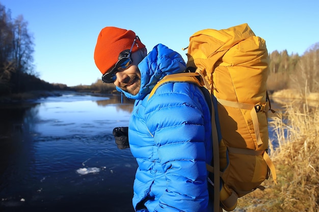 paesaggio invernale uomo con uno zaino / paesaggio naturale un uomo in un'escursione con attrezzatura in caso di neve in Canada