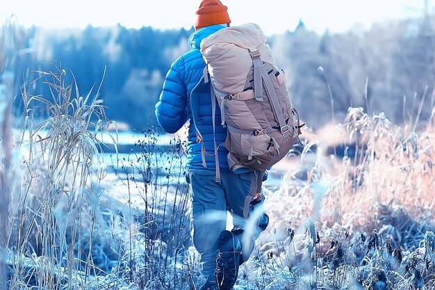 paesaggio invernale uomo con uno zaino / paesaggio naturale un uomo in un'escursione con attrezzatura in caso di neve in Canada