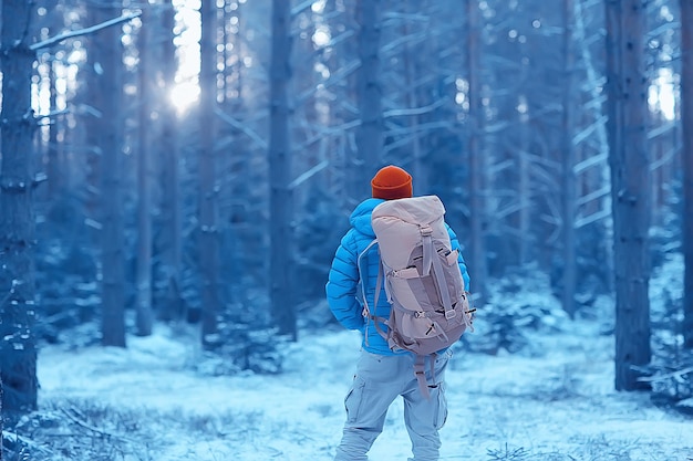 paesaggio invernale uomo con uno zaino / paesaggio naturale un uomo in un'escursione con attrezzatura in caso di neve in Canada