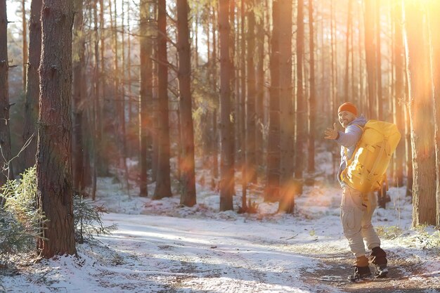 paesaggio invernale uomo con uno zaino / paesaggio naturale un uomo in un'escursione con attrezzatura in caso di neve in Canada