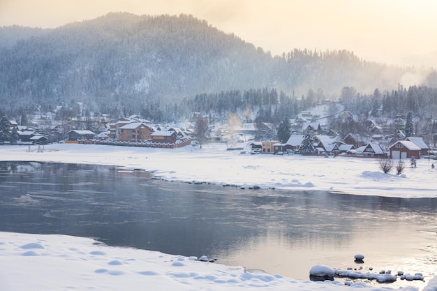 Paesaggio invernale. Villaggio di Artybash sul fiume Biya nella Repubblica di Altai, Russia.