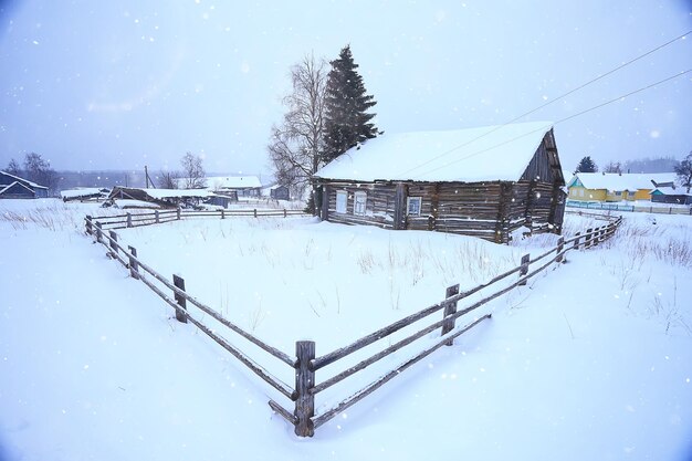 paesaggio invernale villaggio russo nord casa in legno