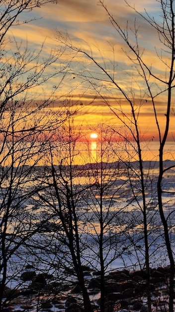 Paesaggio invernale Vista panoramica del bel tramonto sulla baia Elenco nuvole sopra l'acqua in piena luce