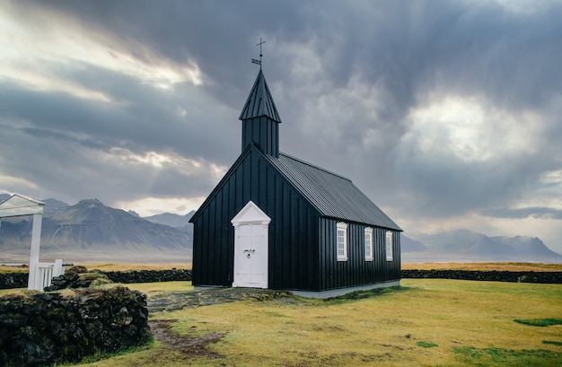 Paesaggio islandese con una chiesa nera