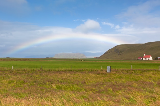 Paesaggio islandese meridionale con arcobaleno