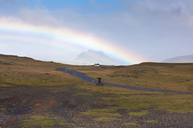 Paesaggio islandese meridionale con arcobaleno