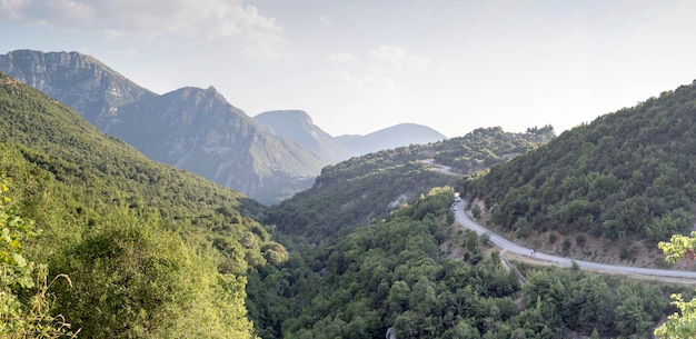 Paesaggio La strada in montagna nella campagna della regione dell'Epiro in Grecia in una soleggiata giornata estiva