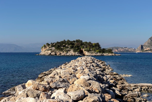 Paesaggio La vista su una piccola isola nel mare Peloponneso Grecia