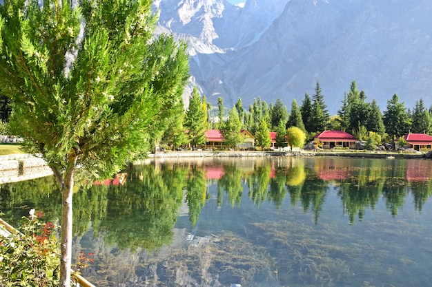 Paesaggio lacustre con incredibili capanne di legno ristorante skardu Pakisran