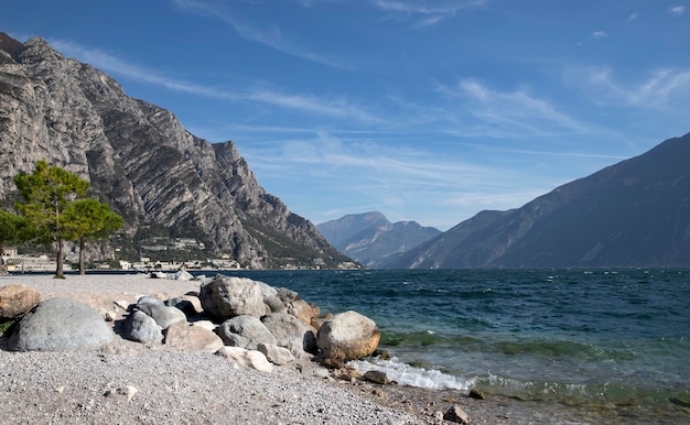 paesaggio lago e montagne garda italia