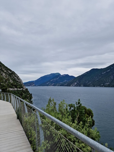 Paesaggio lago e montagne