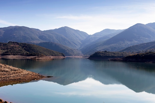 Paesaggio Lago pittoresco Ladonas in montagna in una soleggiata giornata autunnale Peloponneso Ahaia Grecia