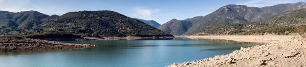 Paesaggio Lago pittoresco Ladonas in montagna in una soleggiata giornata autunnale Peloponneso Ahaia Grecia