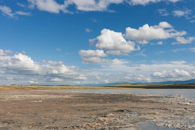 Paesaggio Lago salato secco Tyva Steppe Giornata di sole estivo