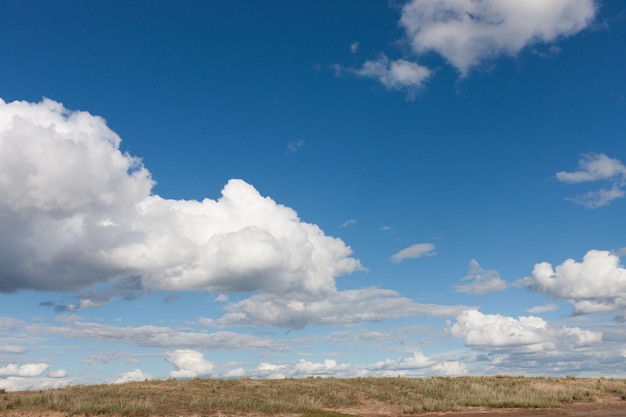 Paesaggio Le nuvole galleggiano sopra l'orizzonte Tyva Steppe Giornata di sole estivo