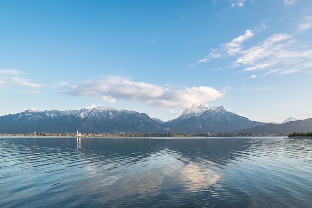 Paesaggio luminoso con lago e montagne, Forggensee, Germania