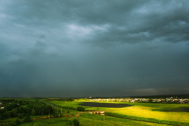 Paesaggio luminoso della primavera con il campo dopo pioggia