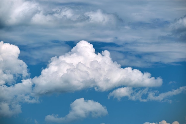 Paesaggio luminoso di nubi cumuliformi gonfie bianche su cielo blu chiaro